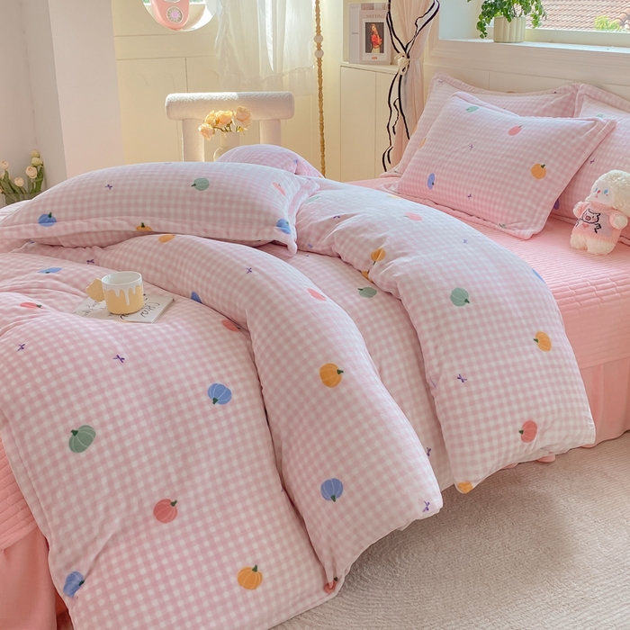 91家纺网 家纺一手货源 找家纺 豫见家纺 2025新款高克重牛奶绒夹棉床盖四件套 小南瓜粉