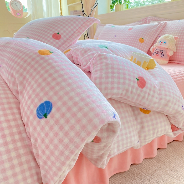 91家纺网 家纺一手货源 找家纺 豫见家纺 2025新款高克重牛奶绒夹棉床盖四件套 小南瓜粉