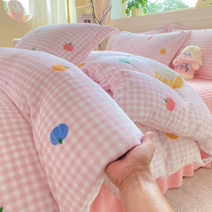 91家纺网 家纺一手货源 找家纺 豫见家纺 2025新款高克重牛奶绒夹棉床盖四件套 小南瓜粉