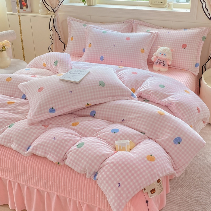 91家纺网 家纺一手货源 找家纺 豫见家纺 2025新款高克重牛奶绒夹棉床盖四件套 小南瓜粉