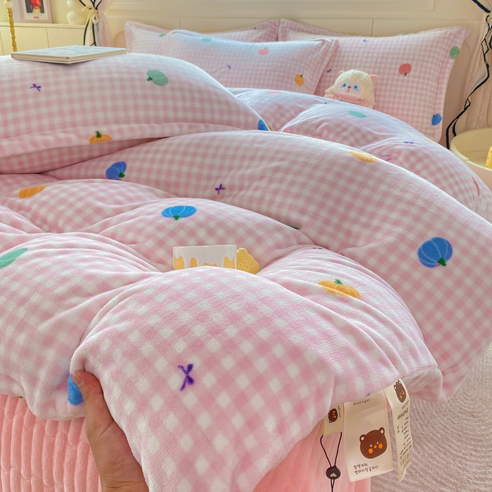 91家纺网 家纺一手货源 找家纺 豫见家纺 2025新款高克重牛奶绒夹棉床盖四件套 小南瓜粉