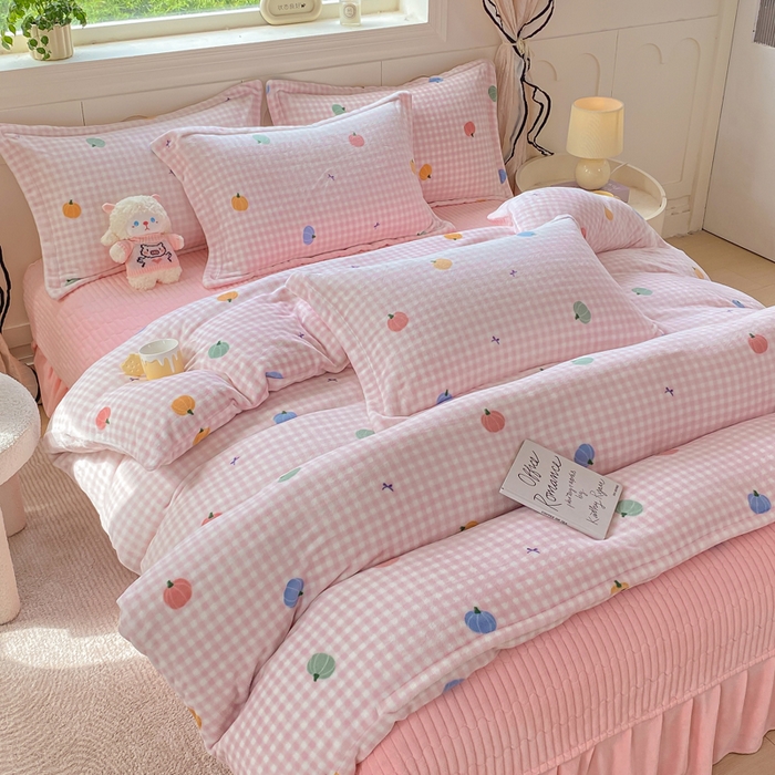 91家纺网 家纺一手货源 找家纺 豫见家纺 2025新款高克重牛奶绒夹棉床盖四件套 小南瓜粉