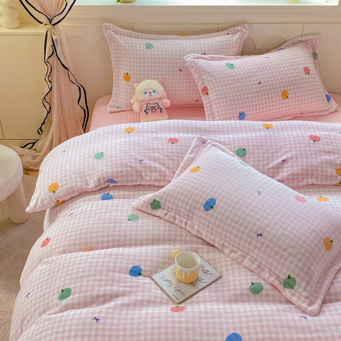 91家纺网 家纺一手货源 找家纺 豫见家纺 2025新款高克重牛奶绒夹棉床盖四件套 小南瓜粉