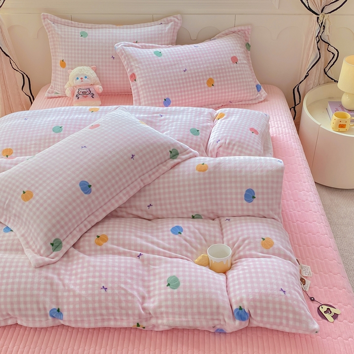 91家纺网 家纺一手货源 找家纺 豫见家纺 2025新款高克重牛奶绒夹棉床盖四件套 小南瓜粉