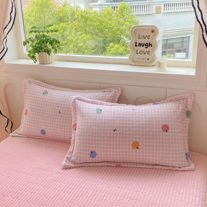 91家纺网 家纺一手货源 找家纺 豫见家纺 2025新款高克重牛奶绒夹棉床盖四件套 小南瓜粉