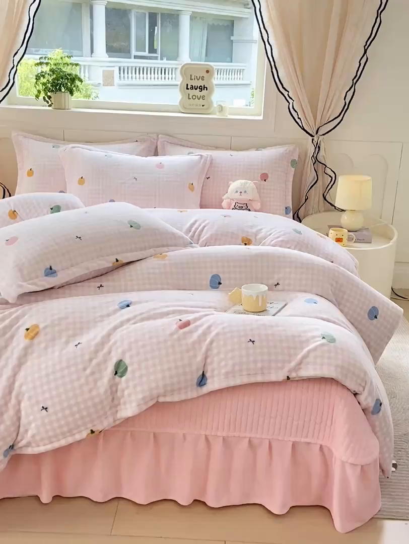 91家纺网 家纺一手货源 找家纺 豫见家纺 2025新款高克重牛奶绒夹棉床盖四件套 小南瓜粉