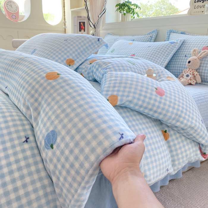 91家纺网 家纺一手货源 找家纺 豫见家纺 2025新款高克重牛奶绒夹棉床盖四件套 小南瓜蓝