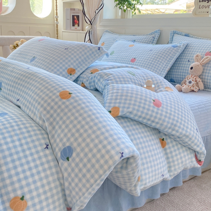 91家纺网 家纺一手货源 找家纺 豫见家纺 2025新款高克重牛奶绒夹棉床盖四件套 小南瓜蓝