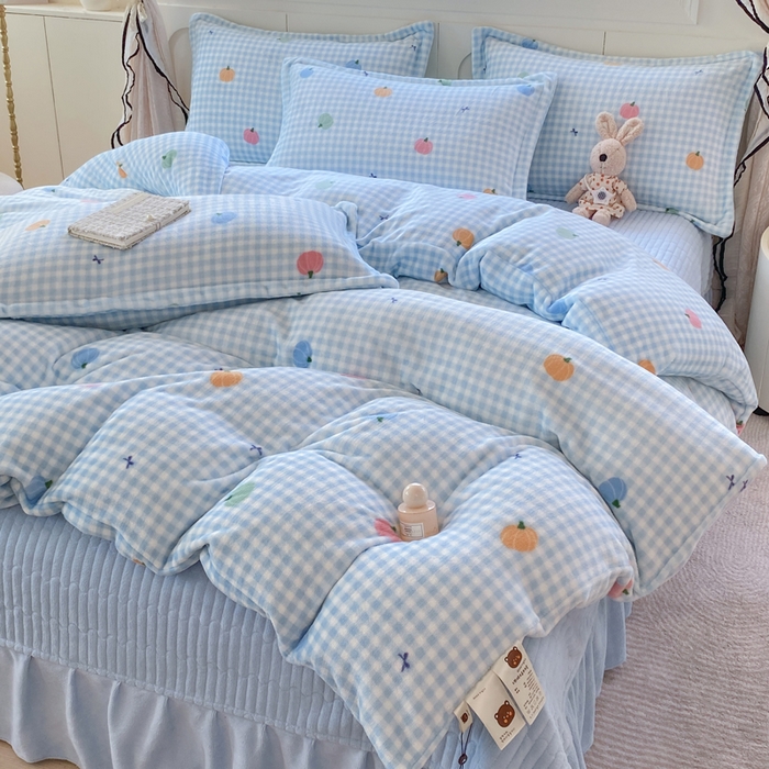 91家纺网 家纺一手货源 找家纺 豫见家纺 2025新款高克重牛奶绒夹棉床盖四件套 小南瓜蓝