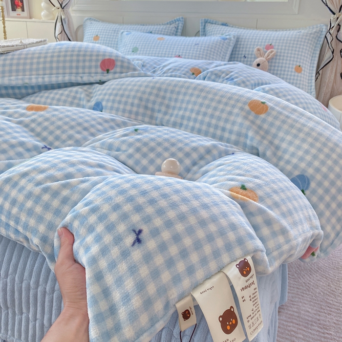 91家纺网 家纺一手货源 找家纺 豫见家纺 2025新款高克重牛奶绒夹棉床盖四件套 小南瓜蓝