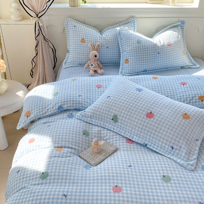 91家纺网 家纺一手货源 找家纺 豫见家纺 2025新款高克重牛奶绒夹棉床盖四件套 小南瓜蓝