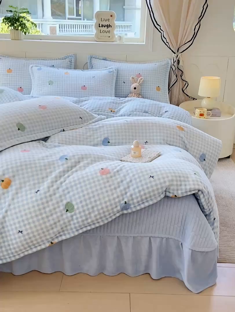 91家纺网 家纺一手货源 找家纺 豫见家纺 2025新款高克重牛奶绒夹棉床盖四件套 小南瓜蓝
