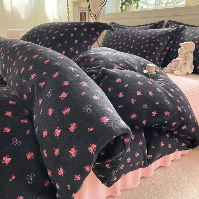 91家纺网 家纺一手货源 找家纺 豫见家纺 2025新款高克重牛奶绒夹棉床盖四件套 小蔷薇