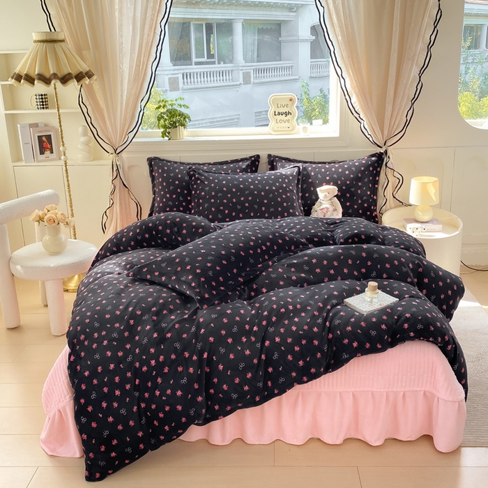 91家纺网 家纺一手货源 找家纺 豫见家纺 2025新款高克重牛奶绒夹棉床盖四件套 小蔷薇