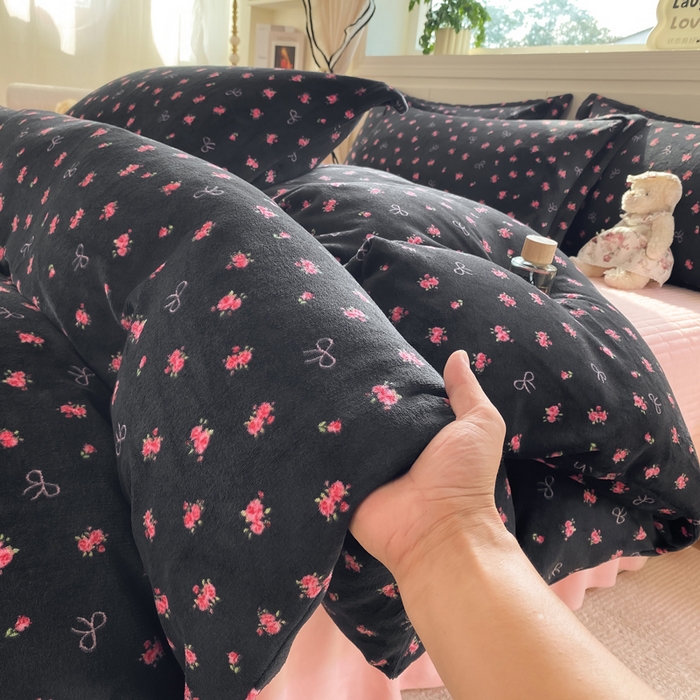 91家纺网 家纺一手货源 找家纺 豫见家纺 2025新款高克重牛奶绒夹棉床盖四件套 小蔷薇