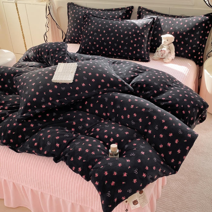 91家纺网 家纺一手货源 找家纺 豫见家纺 2025新款高克重牛奶绒夹棉床盖四件套 小蔷薇