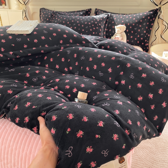 91家纺网 家纺一手货源 找家纺 豫见家纺 2025新款高克重牛奶绒夹棉床盖四件套 小蔷薇