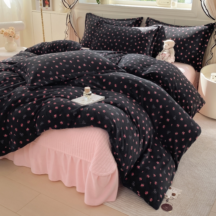 91家纺网 家纺一手货源 找家纺 豫见家纺 2025新款高克重牛奶绒夹棉床盖四件套 小蔷薇