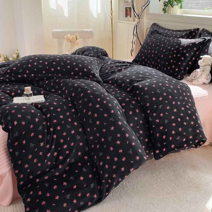 91家纺网 家纺一手货源 找家纺 豫见家纺 2025新款高克重牛奶绒夹棉床盖四件套 小蔷薇