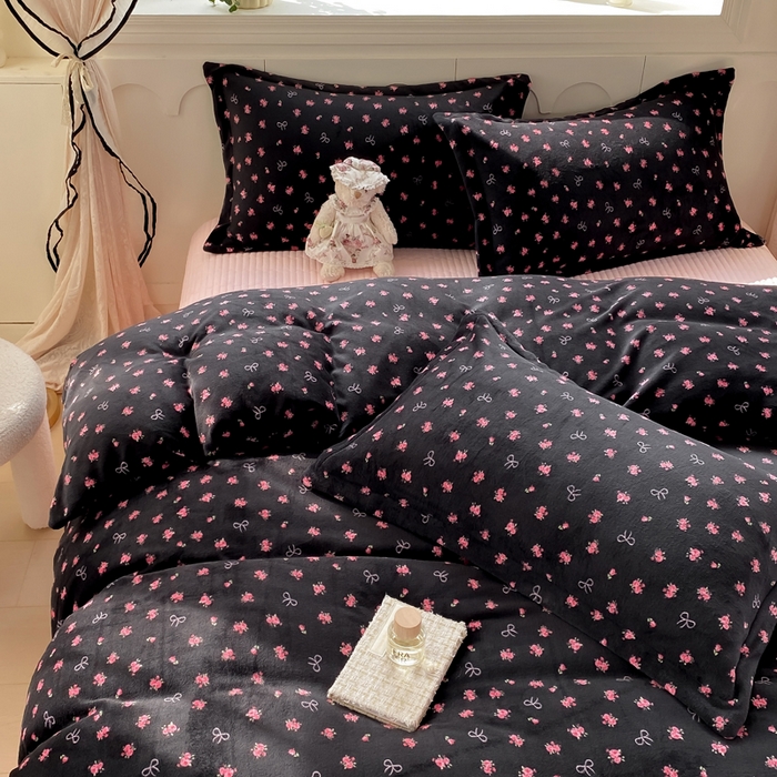 91家纺网 家纺一手货源 找家纺 豫见家纺 2025新款高克重牛奶绒夹棉床盖四件套 小蔷薇