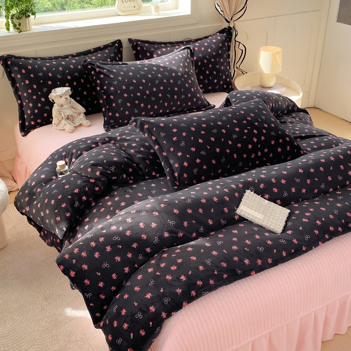 91家纺网 家纺一手货源 找家纺 豫见家纺 2025新款高克重牛奶绒夹棉床盖四件套 小蔷薇