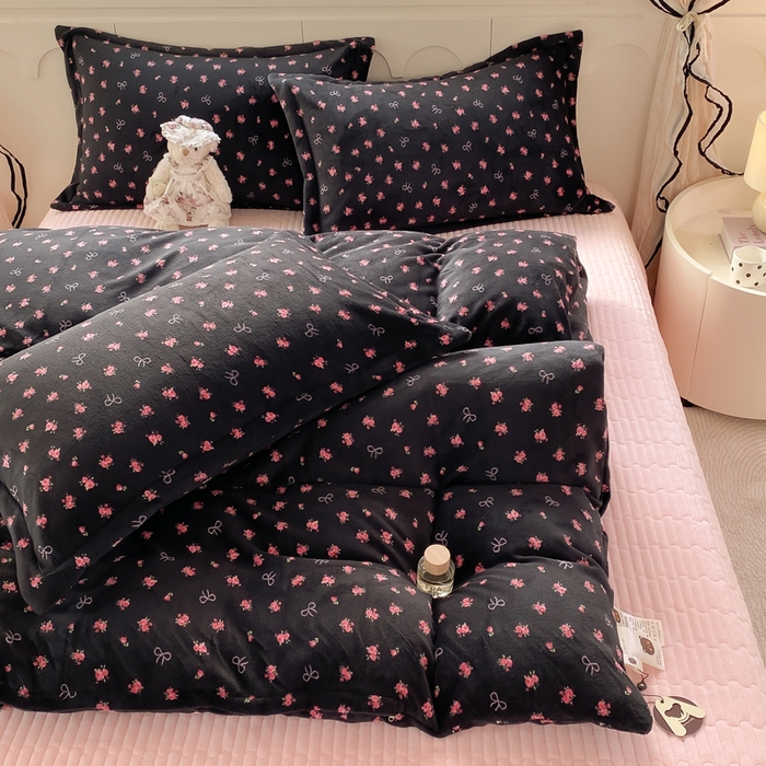 91家纺网 家纺一手货源 找家纺 豫见家纺 2025新款高克重牛奶绒夹棉床盖四件套 小蔷薇