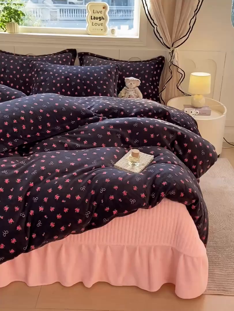 91家纺网 家纺一手货源 找家纺 豫见家纺 2025新款高克重牛奶绒夹棉床盖四件套 小蔷薇