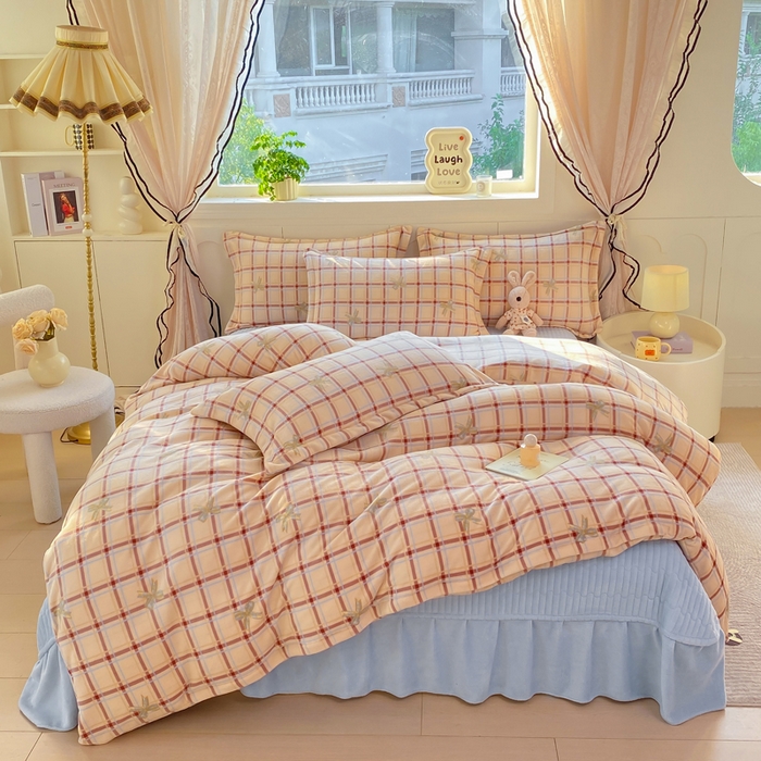 91家纺网 家纺一手货源 找家纺 豫见家纺 2025新款高克重牛奶绒夹棉床盖四件套 小晴天