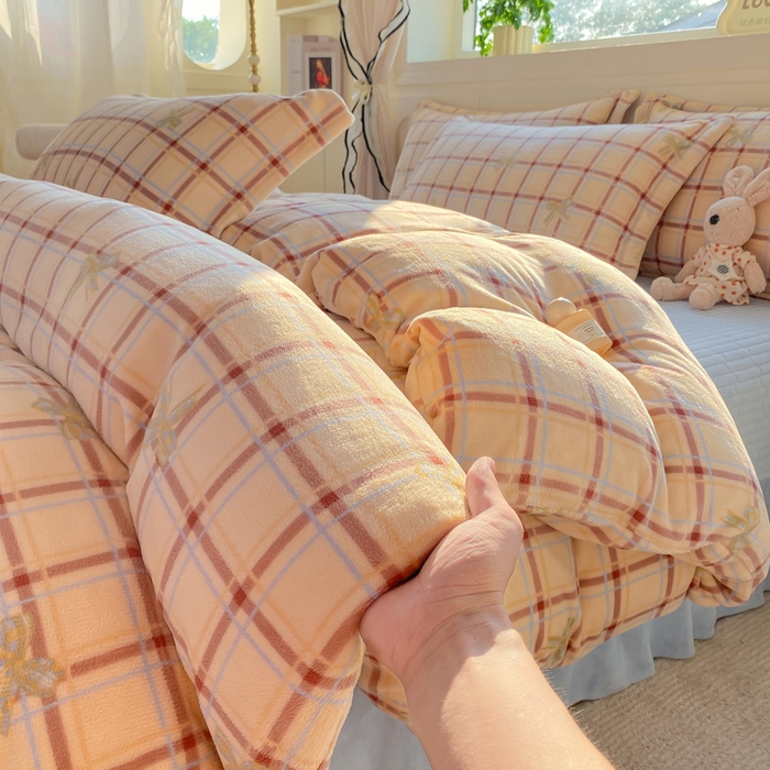 91家纺网 家纺一手货源 找家纺 豫见家纺 2025新款高克重牛奶绒夹棉床盖四件套 小晴天