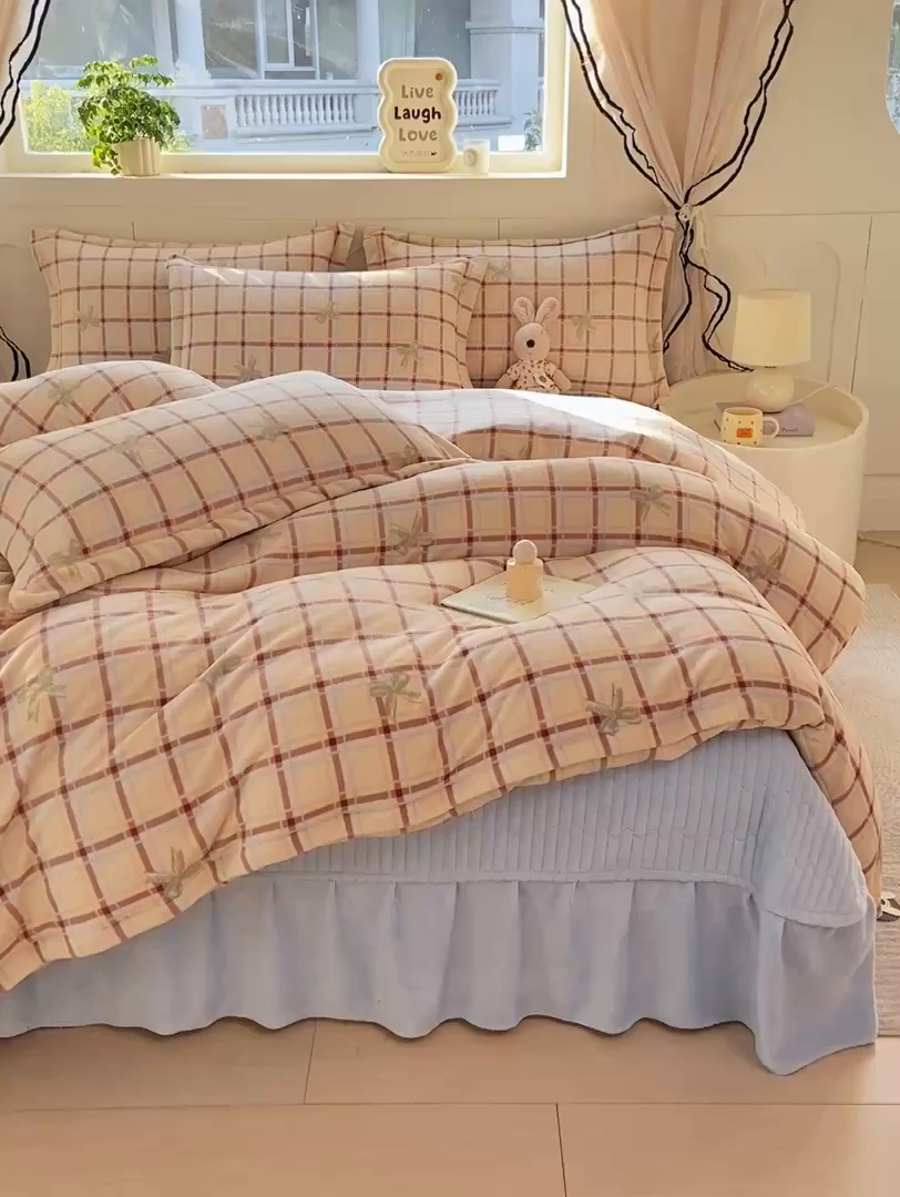 91家纺网 家纺一手货源 找家纺 豫见家纺 2025新款高克重牛奶绒夹棉床盖四件套 小晴天