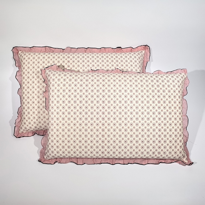 91家纺网 家纺一手货源 找家纺 （总）呦呦南宋 2025新款针织绒48x74cm枕套双面两用韩版绣线花边中层超声波夹棉一对装单品隐藏拉链款枕头套