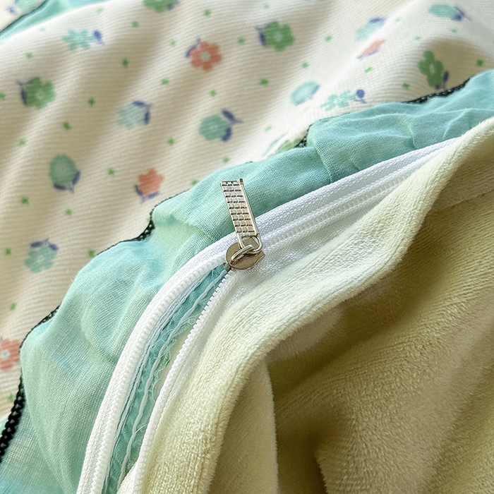 91家纺网 家纺一手货源 找家纺 （总）呦呦南宋 2025新款针织绒48x74cm枕套双面两用韩版绣线花边中层超声波夹棉一对装单品隐藏拉链款枕头套