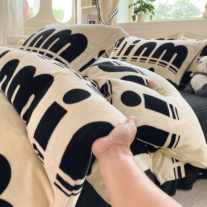 91家纺网 家纺一手货源 找家纺 豫见家纺 2025新款高克重牛奶绒夹棉床盖四件套 新潮风尚