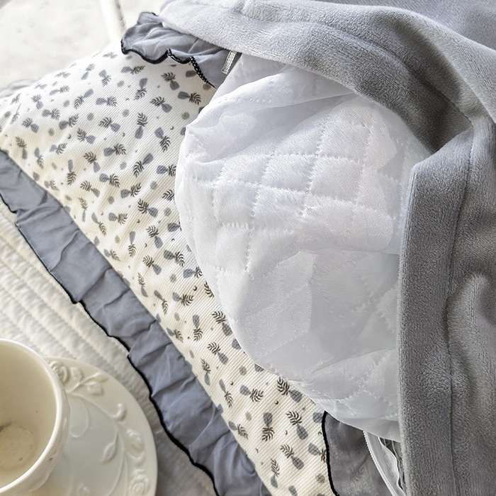 91家纺网 家纺一手货源 找家纺 呦呦南宋 2025新款韩版35x55cm针织绒枕套双面两用绣线花边中层超声波夹棉单只装单品隐藏拉链款枕头套 菠萝灰