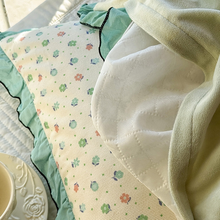 91家纺网 家纺一手货源 找家纺 呦呦南宋 2025新款韩版35x55cm针织绒枕套双面两用绣线花边中层超声波夹棉单只装单品隐藏拉链款枕头套 清雅绿