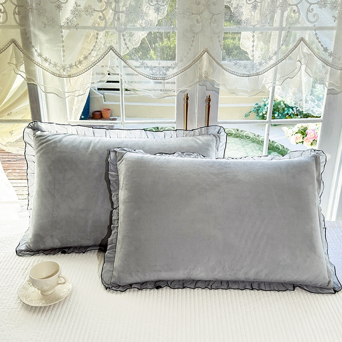 91家纺网 家纺一手货源 找家纺 呦呦南宋 2025新款韩版35x55cm针织绒枕套双面两用绣线花边中层超声波夹棉单只装单品隐藏拉链款枕头套 菠萝灰