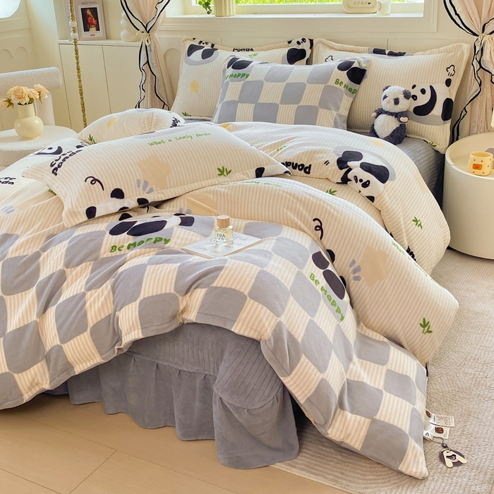 91家纺网 家纺一手货源 找家纺 豫见家纺 2025新款高克重牛奶绒夹棉床盖四件套 熊猫乐园