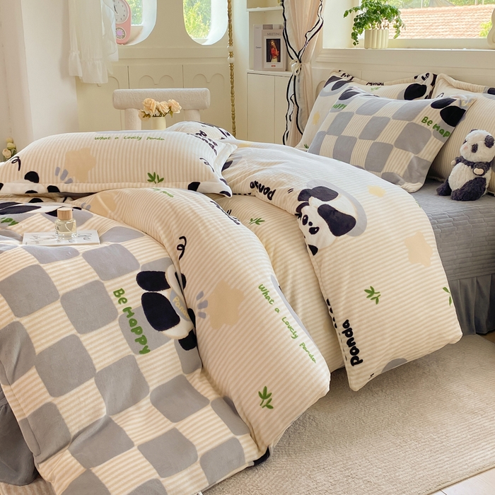 91家纺网 家纺一手货源 找家纺 豫见家纺 2025新款高克重牛奶绒夹棉床盖四件套 熊猫乐园