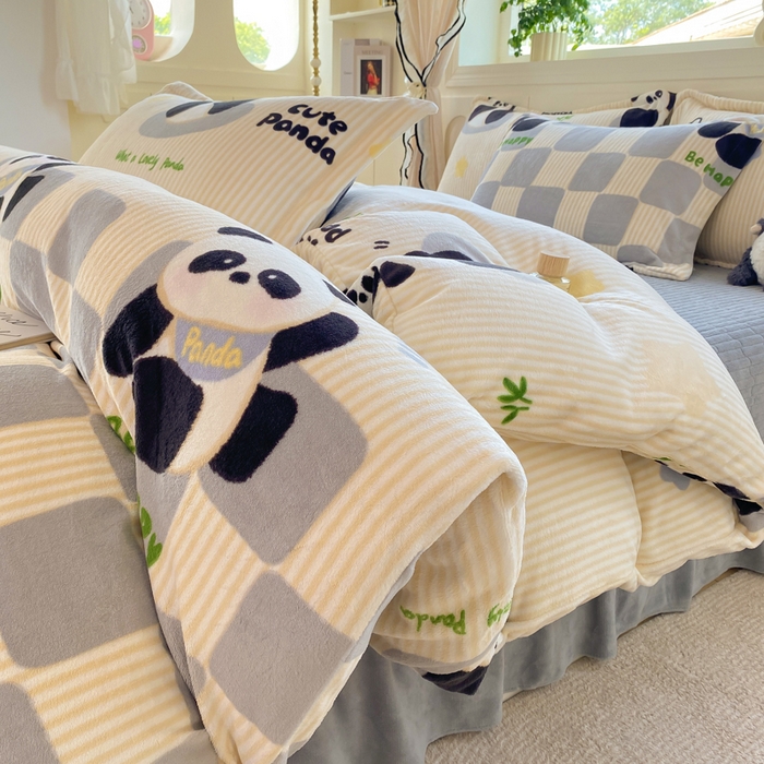 91家纺网 家纺一手货源 找家纺 豫见家纺 2025新款高克重牛奶绒夹棉床盖四件套 熊猫乐园