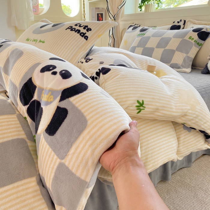 91家纺网 家纺一手货源 找家纺 豫见家纺 2025新款高克重牛奶绒夹棉床盖四件套 熊猫乐园