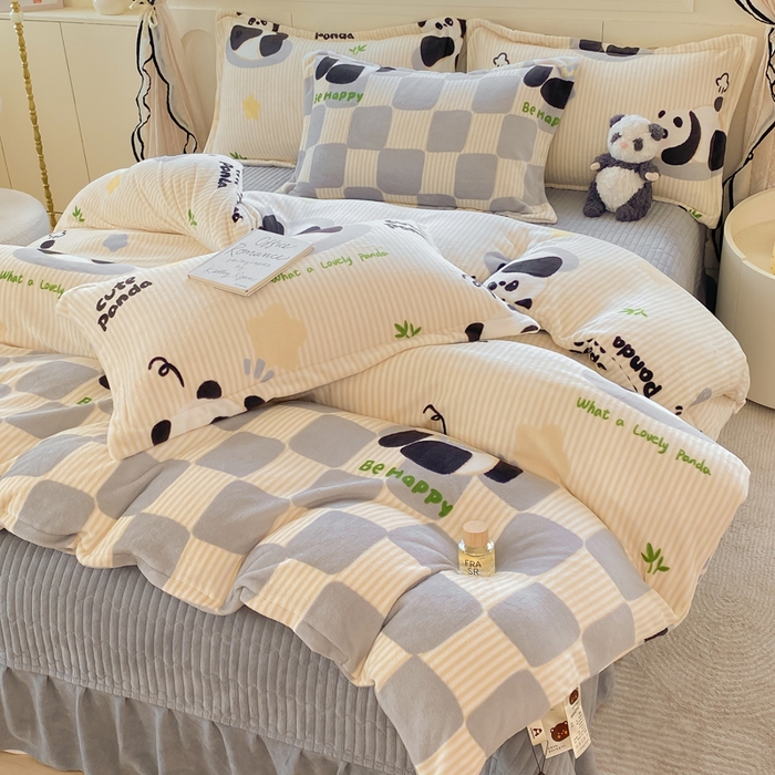 91家纺网 家纺一手货源 找家纺 豫见家纺 2025新款高克重牛奶绒夹棉床盖四件套 熊猫乐园