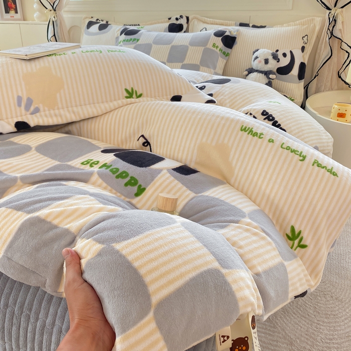 91家纺网 家纺一手货源 找家纺 豫见家纺 2025新款高克重牛奶绒夹棉床盖四件套 熊猫乐园