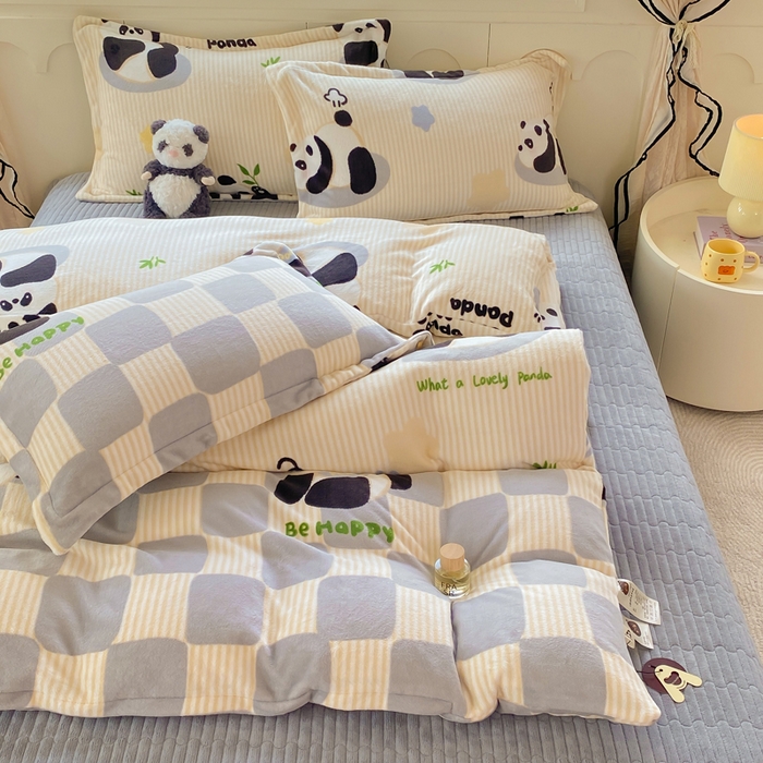 91家纺网 家纺一手货源 找家纺 豫见家纺 2025新款高克重牛奶绒夹棉床盖四件套 熊猫乐园