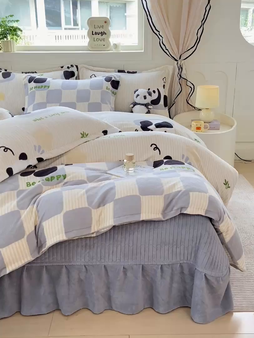 91家纺网 家纺一手货源 找家纺 豫见家纺 2025新款高克重牛奶绒夹棉床盖四件套 熊猫乐园