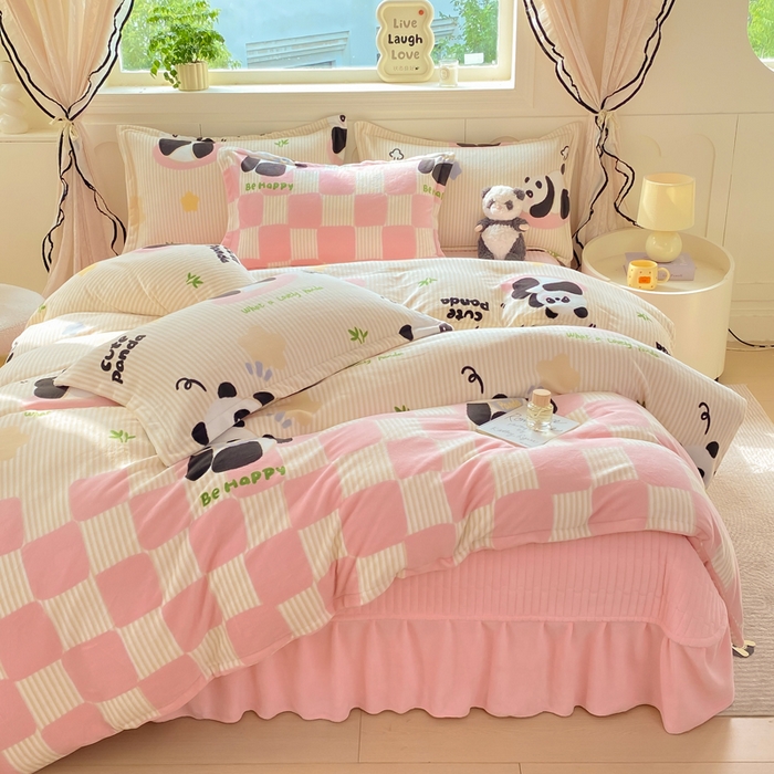 豫见家纺 2025新款高克重牛奶绒夹棉床盖四件套 熊猫乐园-粉