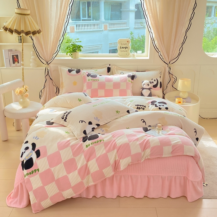 91家纺网 家纺一手货源 找家纺 豫见家纺 2025新款高克重牛奶绒夹棉床盖四件套 熊猫乐园-粉