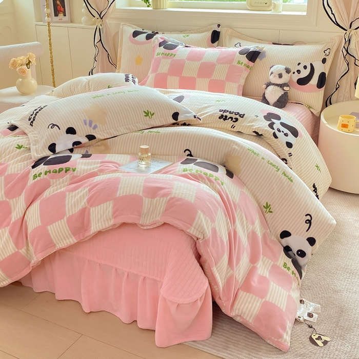 91家纺网 家纺一手货源 找家纺 豫见家纺 2025新款高克重牛奶绒夹棉床盖四件套 熊猫乐园-粉