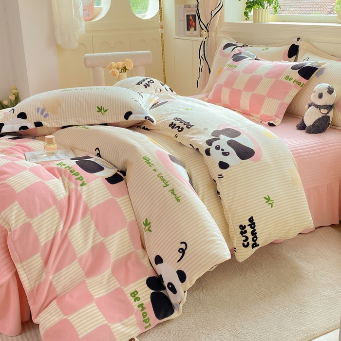 91家纺网 家纺一手货源 找家纺 豫见家纺 2025新款高克重牛奶绒夹棉床盖四件套 熊猫乐园-粉