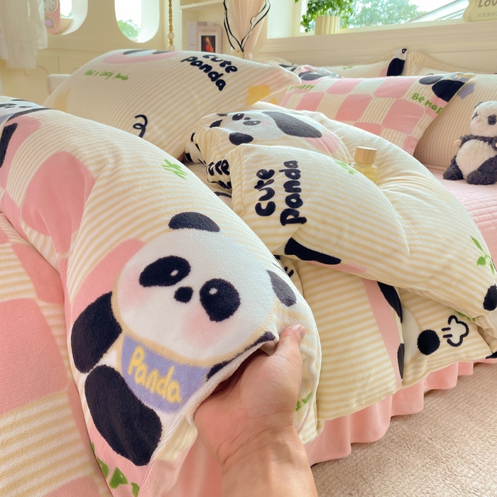 91家纺网 家纺一手货源 找家纺 豫见家纺 2025新款高克重牛奶绒夹棉床盖四件套 熊猫乐园-粉