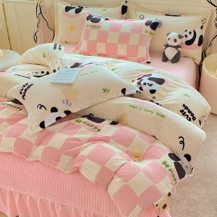 91家纺网 家纺一手货源 找家纺 豫见家纺 2025新款高克重牛奶绒夹棉床盖四件套 熊猫乐园-粉